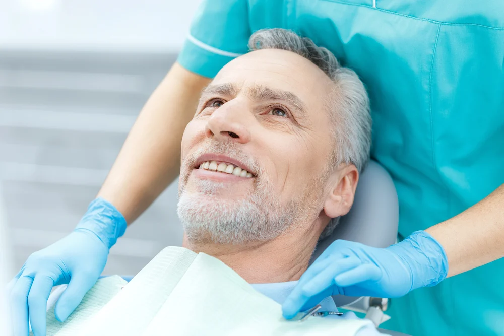 Nastolatka i dorosła pacjentka uśmiechające się po wizycie u dentysty