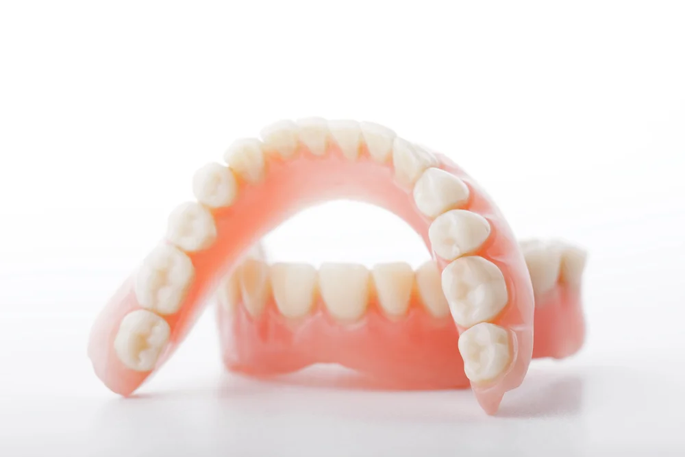 Zbliżenie na porcelanową koronę protetyczną