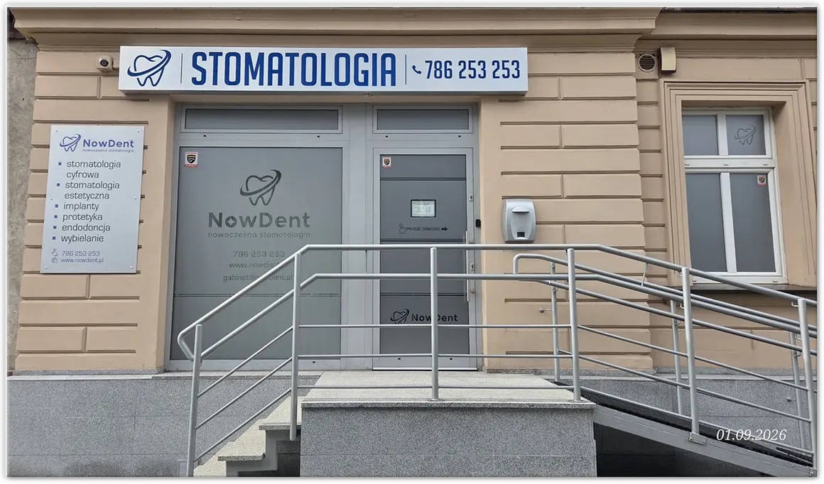 Główne wejście do gabinetu stomatologicznego NowDent w Chorzowie.